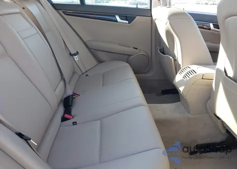 2014 Mercedes-Benz C 250 Luxury z USA, uszkodzony, nr VIN WDDGF4HB7ER309869